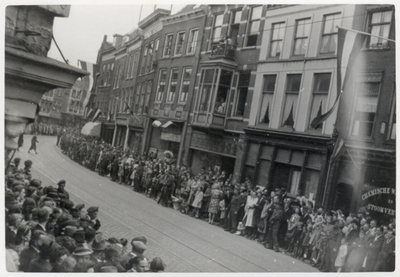 97675 Afbeelding van de menigte in de Voorstraat te Utrecht in afwachting van de militairen van de 3rd Canadian ...